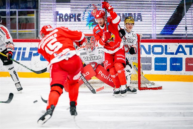 Lassi Vanhatalo testar skott. Han noterades för 0+1 i matchen mot JYP.
