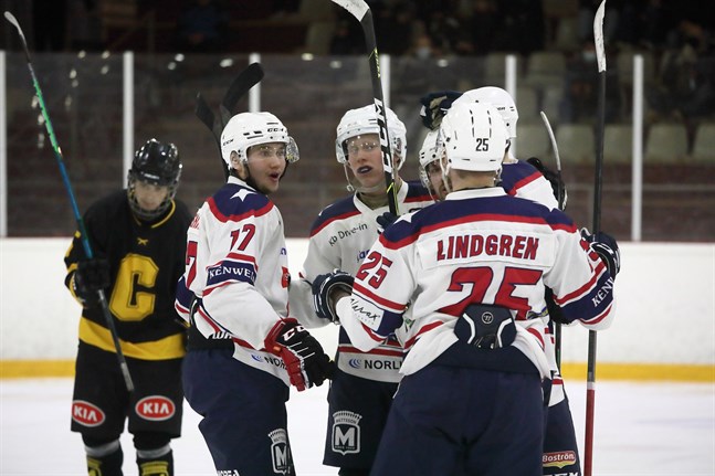 Jubel var det här. IFK Lepplax har gjort mål och denna lördagsafton faller Centers tungt i Kristallen.