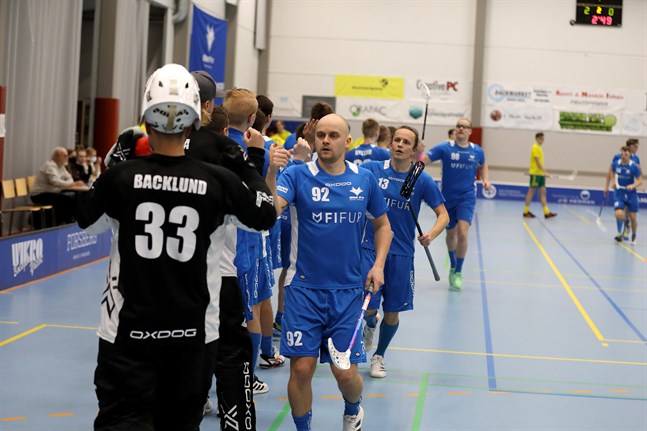 Segersmak i rävgrytet. Mål-Backlund med ryggen mot kameran. Anton Kallvik, Jhonny Fredriksson och Kasper Tähkä marscherar mot kameran.