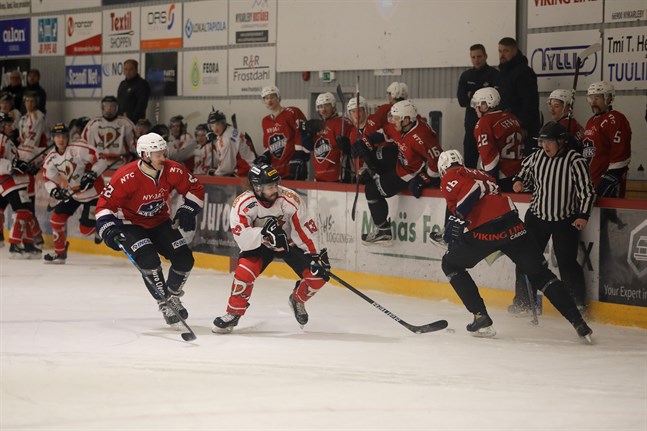 Muiks Joel Portin (till höger) försöker sticka med pucken framför näsan på gästernas Olli Palsola (nr 13) som har Jesper Portin på andra sidan.