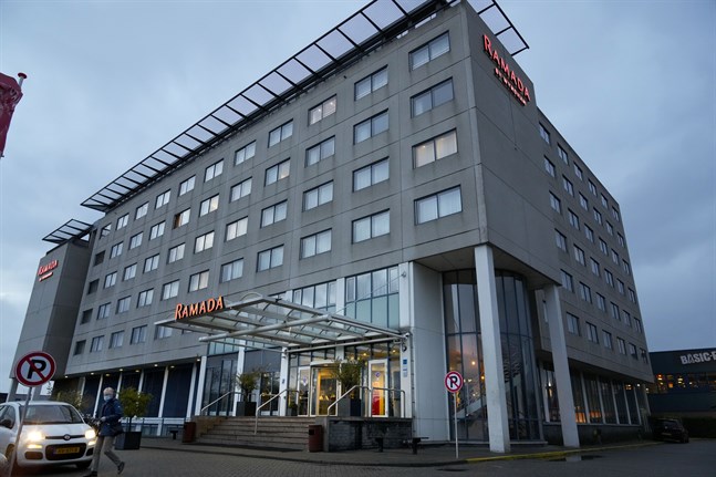 Hotellet i Badhoevedorp, nära Schiphols flygplats i Nederländerna, där flera av de 61 personer som testat positivt för covid-19 har isolerats. 13 av dem bär på omikronvarianten.