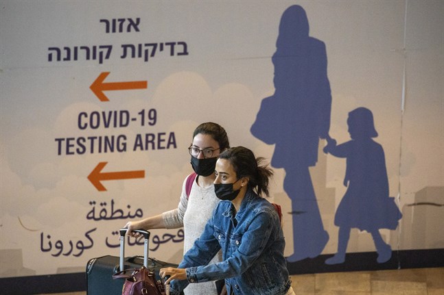 Israel stänger gränsen helt efter uppgifter om att den nya virusvarianten börjat spridas.