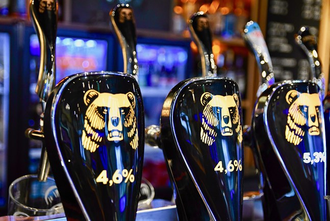 Alkoholserveringen måste avslutas sju timmar tidigare än hittills om ett giltigt covidintyg inte krävs av kunderna.