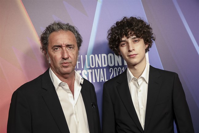 Paolo Sorrentino och Filippo Scotti, som spelar huvudrollen i "The hand of God". Arkivbild.