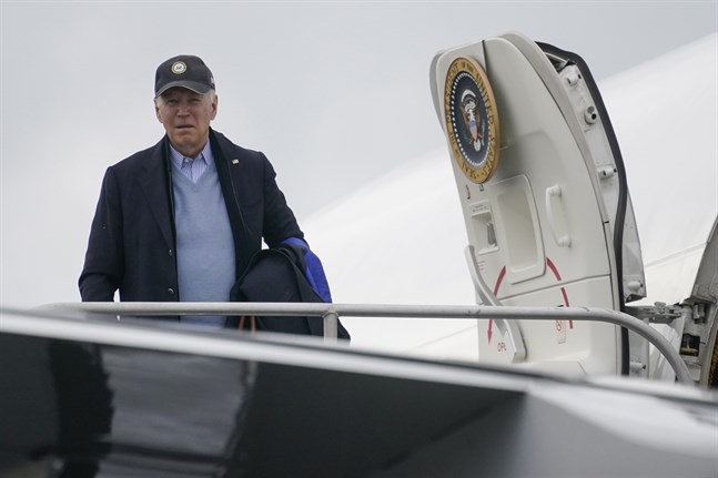 President Biden uppmanar amerikaner att bära munskydd inomhus. Arkivbild.