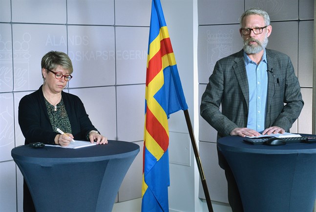 Jeanette Pajunen (till vänster), direktör för Ålands hälso- och sjukvård, och Knut Lönnroth, landskapsläkare på Åland, deltog i en presskonferens om coronaläget på måndagen.