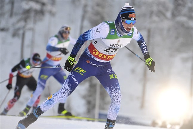 Ex-Minkenåkaren Remi Lindholm var 20:e i jaktstarten i fri stil i världscupen i Ruka på söndagen. Han får tävla även i Lillehammer i helgen.