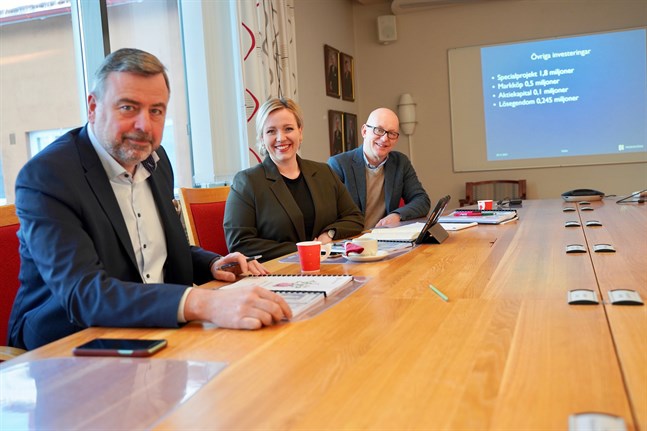Kommundirektör Stefan Svenfors, styrelseordförande Johanna Holmäng (SFP) och ekonomi- och utvecklingsdirektören Jan-Erik Backa säger att styrelsens budgetarbetet gick smidigt och utan större omröstningar.