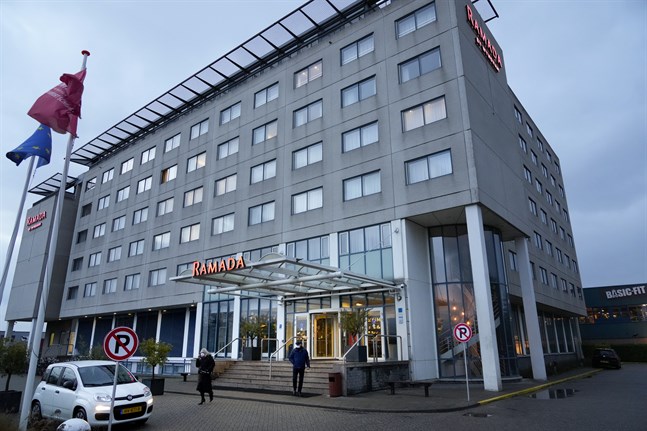På det här hotellet i Badhoevedorp nära Schiphol hålls covidpositiva i karantän.