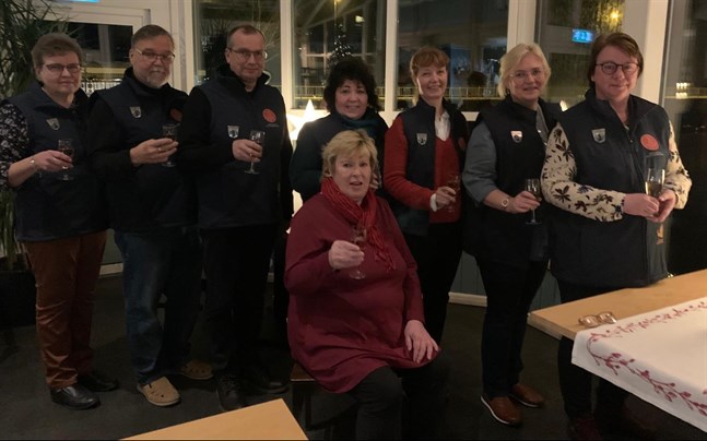 De nya guiderna i Kristinestad är från vänster Pirjo Rajasalo, Raimo Repola, Kaj Irjala, Natalia Kaleva, Kristina Itälaakso, Helena Patoranta och Åsa Blomstedt. Framför dem sitter Helena Kari, som var guidernas lärare.