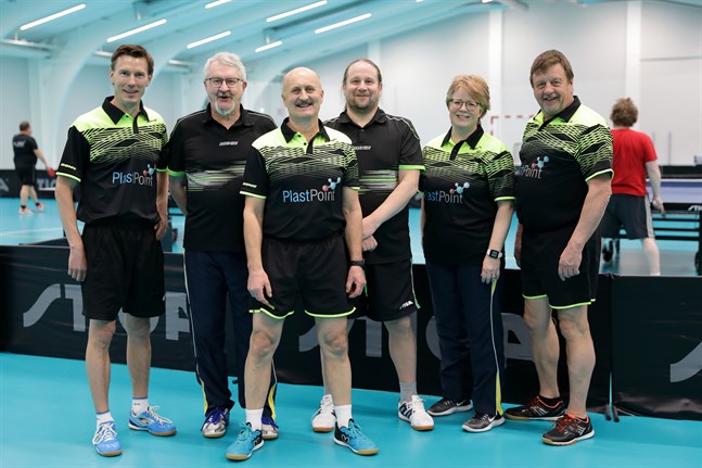 Det var glada miner i Halex-lägret under division tre-turneringen i Rettig Sport Centers i helgen, från vänster: Tomas Porthin, Leif Cruuka, Mikael Jutila, Marko Leskinen, Tina Granfelt och Ronny Brännbacka. På bilden saknas Robin Sandlin, Mikael Sundkvist och Mikael Bäckman.