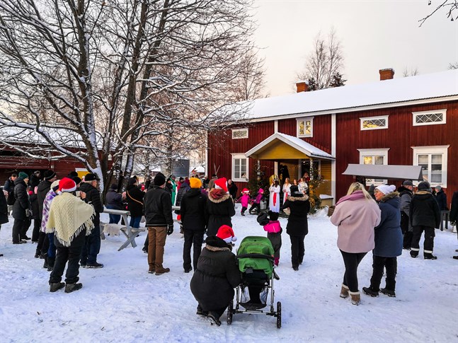 Luciaföljet från Övermark skola uppträdde på Övermark julmarknad på lördagen.