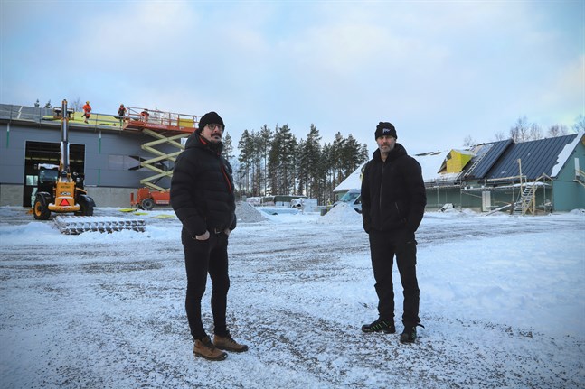 Kenneth Kull och Mikael Antell framför det som ska bli deras nya arbetsplats. PAV, eller Petalax Elbyrå som det hette från början, flyttar från Petalax efter mer än 50 år på samma plats.