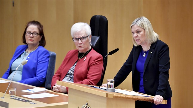Statsminister Magdalena Andersson (S) läser upp sin regeringsförklaring i riksdagen.