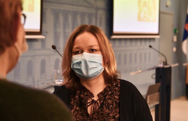 Familje- och omsorgsminister Krista Kiuru (SDP) redogjorde för regeringens beslut efter att förhandlingarna avslutats på tisdagskvällen. Arkivbild.