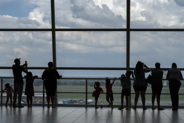 Familjer på en flygplats i Sydafrika. Många länder stoppar inresande från södra Afrika av rädsla för att importera fler fall av omikronvarianten.