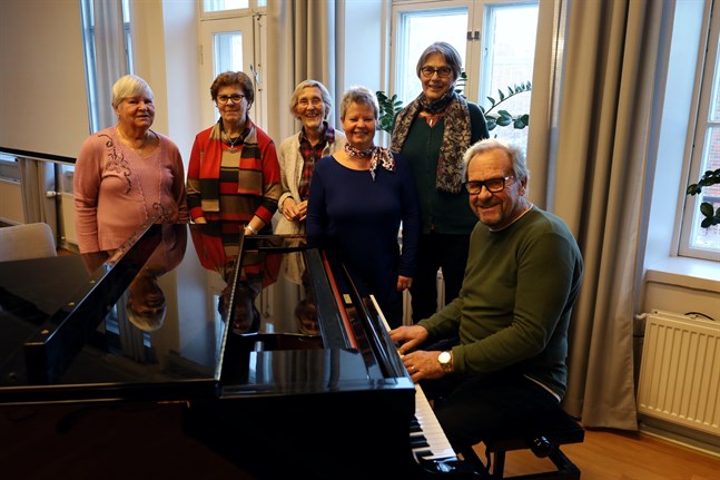 Silverquinns styrelse består av Gunnel Granlind, Eivor Gull, Ulla Mitts, Agneta Westerlund, Birgitta Lieskoski och dirigent Carl-David Wallin.