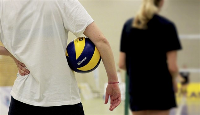 Bland annat lagsport och gruppträning inomhus klassas föra med sig måttlig risk för smittspridning.