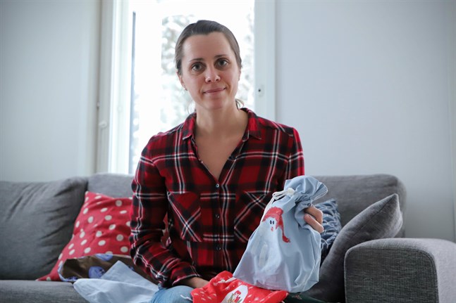 Jenny Finnäs är inne på sin tredje jul med presentpåsar i tyg.