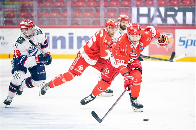 Roope Talaja satte två baljor mot Jukurit på fredagskvällen. Han fortsätter som ytter i Sports förstakedja mot Ässät i eftermiddag.