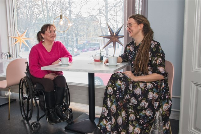 Eeva Simons (till vänster) och Lotta Alhonnoro vill att Vasa stad i stadsplaneringen beaktar invånarnas behov av samhörighet och gemenskap i sin boendemiljö.
