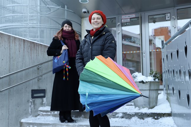 Sabine Mickelsson och Sandra Holmqvist kommer vara ledare för regnbågskaféet i Vasa.
