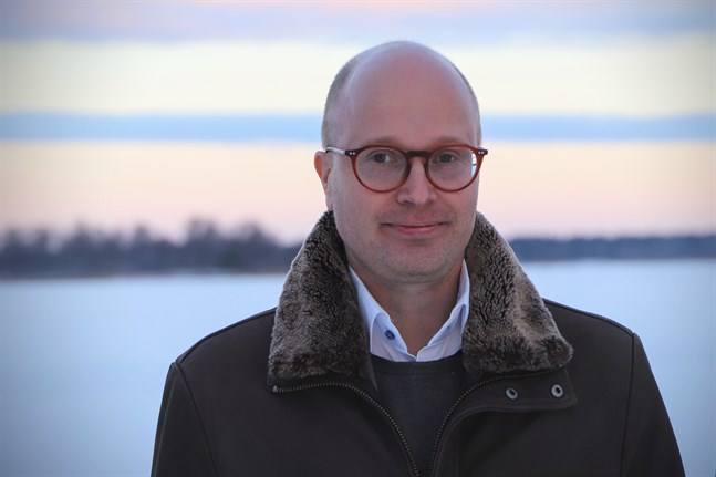 Forststyrelsens enhetschef inom vindkraft Otto Swanljung säger att samtliga lämpliga projekt för havsvindkraft säljs genom auktionsförfarande. Havsområdet hyrs ut.