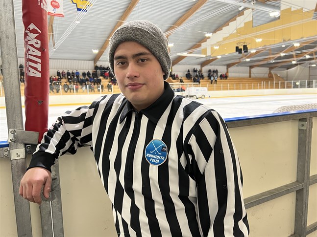 Det blir många kvällar och helger i Hallis för hockeydomaren Isak Gull. Nu får sjuttonåringen debutera i ligan.