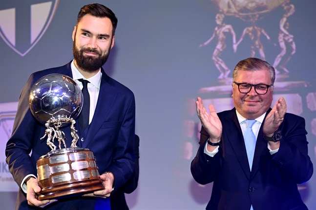 Tim Sparv tilldelades priset på torsdagskvällen. Till höger Bollförbundets ordförande Ari Lahti.