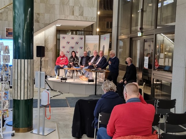 Arbetsgruppen från vänster: Timo Itälehto, Brita Brännbacka-Brunell, Conny Englund, Lasse Björklund och Owe Sjölund, Jan Levander och Juha Paasimäki.