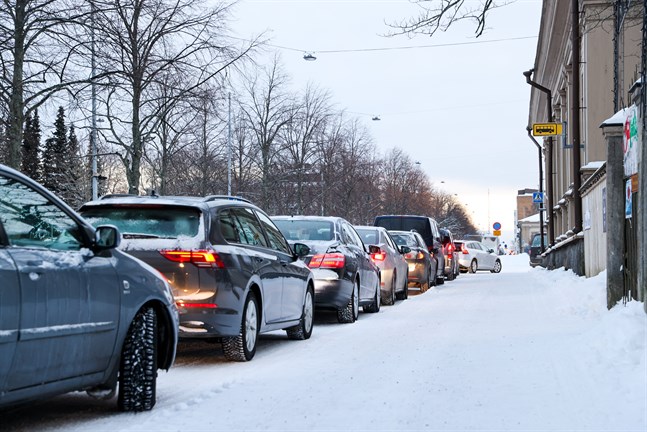 Kön gick längs Korsholmsesplanden och svängde in på Skolhusgatan. – Vi hoppas att alla har tålamod och kommer tillbaka lite senare om man inte hinner vänta, säger Heikki Kaukoranta.