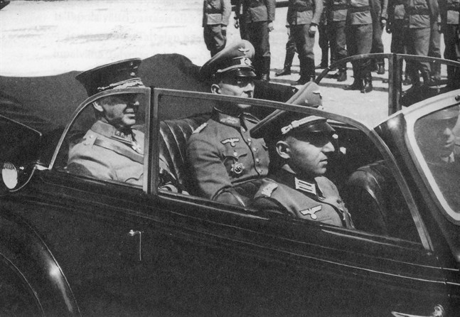 Generalmajor Paavo Talvela, Mannerheims sambandsofficer i Tyskland (t v i baksätet) inspekterar trupper tillsammans med höga tyska officerare.