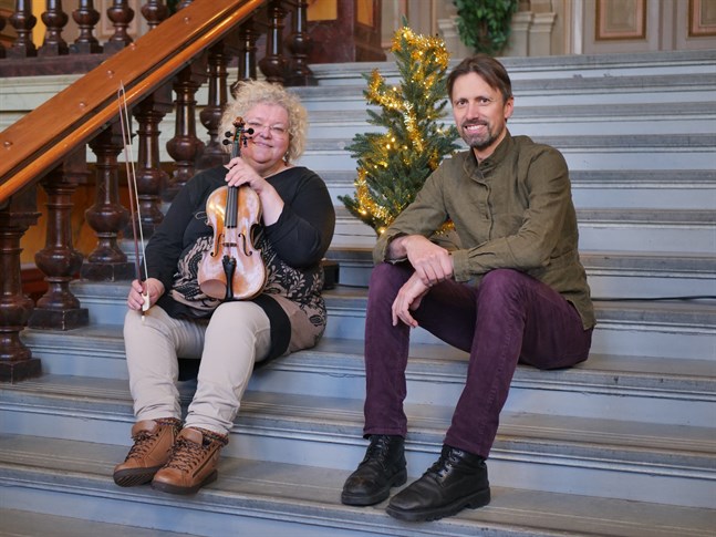 Kreeta-Maria Kentala och Jussi Lehtipuu är redo att framföra julmusik i barockstil.