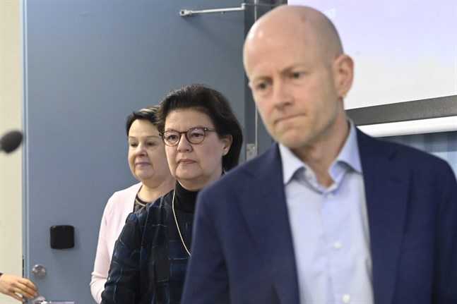 I presskonferensen medverkar bland andra kanslichef Kirsi Varhila och ledande sakkunnig Liisa-Maria Voipio-Pulkki från Social- och hälsovårdsministeriet och överläkare Otto Helve från Institutet för hälsa och välfärd.