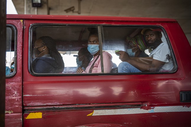 Taxi i Soweto, i Gauteng-provinsen i Sydafrika där omikronsmittan spridits snabbt.