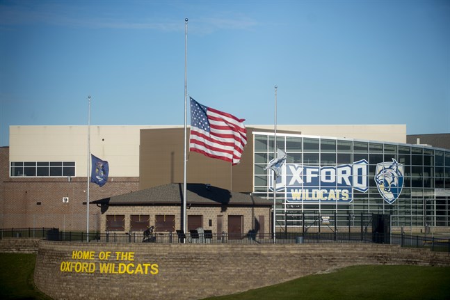 Flaggor på halv stång utanför Oxford High i Oxford, Michigan.