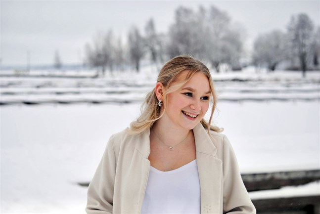 Antonia Söderlund är Sydösterbottens nyvalda lucia. Luciaföljet måste i år uppträda utomhus på många ställen.