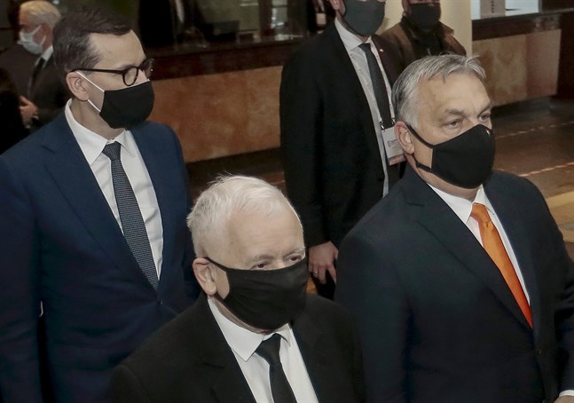 Jaroslaw Kaczynski, ledare för polska regeringspartiet Lag och rättvisa, Mateusz Morawiecki, Polens premiärminister, och Viktor Orbán, Ungerns premiärminister, vid mötet i Warszawa.