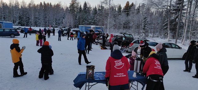Bakluckeloppiset är i full gång. Sundom Hem och skola bjuder på glögg och pepparkakor.