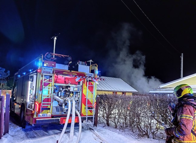 Brandkår från tre stationer arbetar med släckningsarbetet.