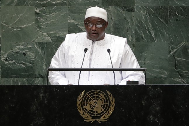 Gambias president Adama Barrow ser ut att bli omvald. Arkivbild.