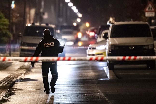 Polisens kriminaltekniker på plats under fredagskvällen efter mordet på en frisörsalong i västra Köpenhamn. Under lördagen inträffade ännu en skjutning i staden.