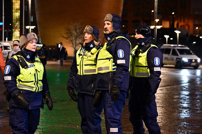 Helsingforspolisen följde noga med demonstrationerna.
