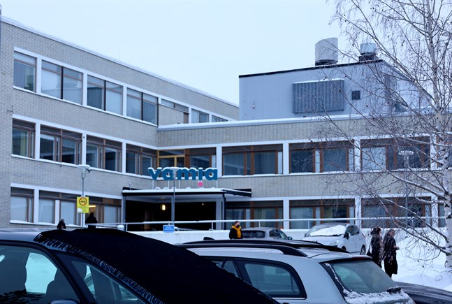 Trots över 20 minusgrader parkerade bil efter bil utanför Vamia på Krutkällarvägen.