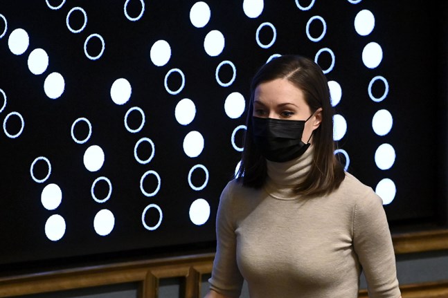 Sanna Marin uppger att hon endast hade med sig sin riksdagstelefon i Helsingforsnatten och därför inte i tid nåddes av beskedet att hon bör undvika kontakt med andra människor.