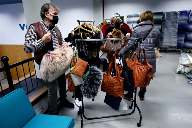 Bo-Erik och Ann-Kristin Riippa var vid mässan för att rea bort sina handsydda verk. – Vi har hållit på i fyrtiotvå år nu så det börjar vara dags att runda av, säger Bo-Erik medan han visar upp ett av deras mera iögonfallande verk; en ryggsäck som värmer.