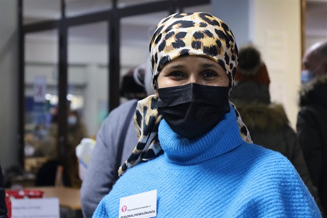 Det är första året som Ramieza Mahdi ordnar Kvinnornas julmässa som ordförande för Vasa svenska kvinnoklubb. – In i det sista visste vi inte om det skulle vara möjligt. Men med munskydd och avstånd löste det sig, säger Ramieza.
