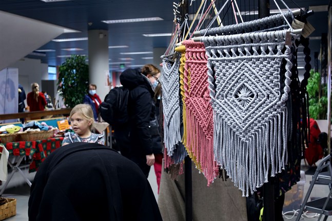 Flera generationer beundrade många olika former av hantverk vid Kvinnornas julmässa, som återvände under självständighetsdagen 2021 efter en