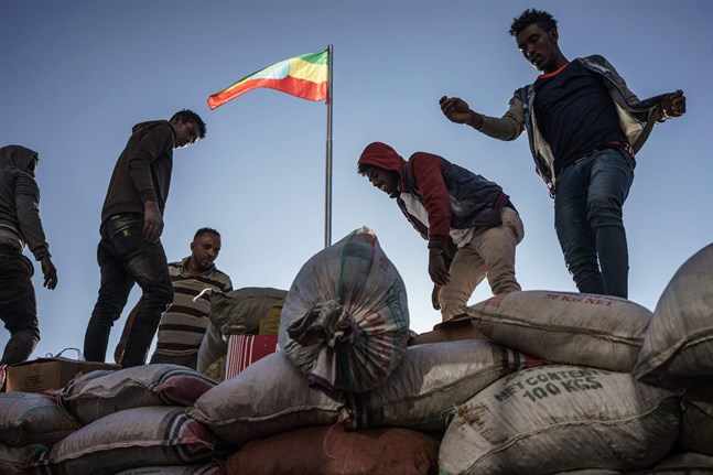Frivilliga lastar mat och förnödenheter på en lastbil i Etiopiens huvudstad Addis Abeba. Maten är på väg till regeringsstyrkornas soldater som bekämpar tigreanska styrkor. Enligt FN hotas 400 000 personer av svält i Etiopien.