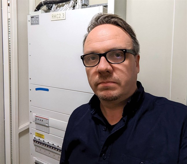 Ett elavtal bundet till spotpris var en bra affär i fjol, men rent bedrövligt med nuvarande elpriser, konstaterar Daniel Ainasoja i Jakobstad.